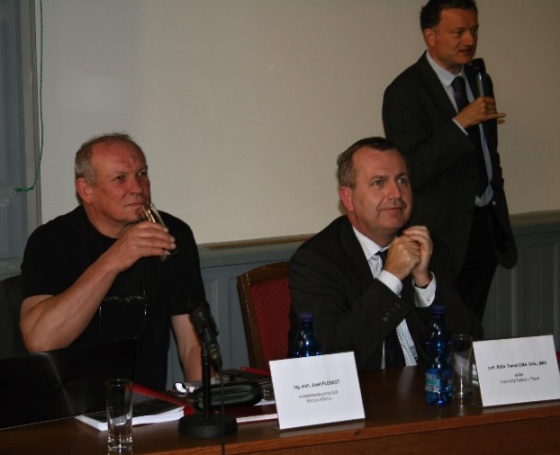 Foto: Neformální setkání "Informace k projektu Kampus Albertov", zleva arch. J. Pleskot,  rektor T. Zima a biochemik J. Konvalinka